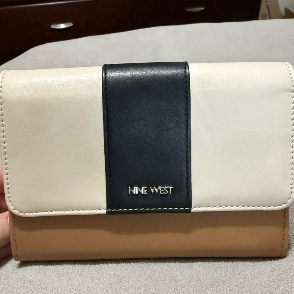 Nine West clutch with removable strap